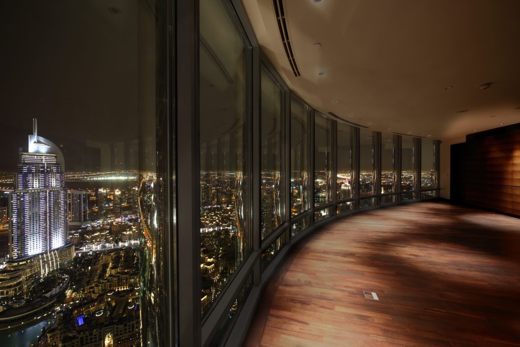 big,and,bright,interior,of,modern,living,room